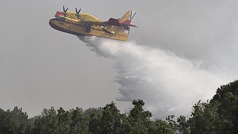 Avión anfibio descargando agua sobre el incendio de Villarrobejo (Palencia)