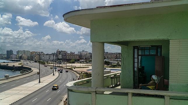 Una cubana en su terreza de La Habana Vieja