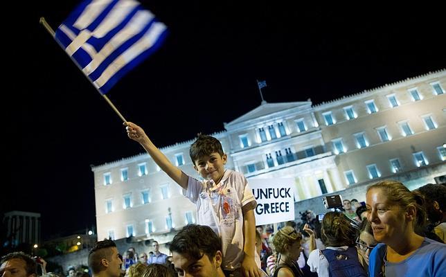 El «no» a las exigencias de la troika gana el referéndum con rotundidad