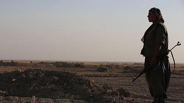 Una miliciana peshmerga hace guardia frente al avance del Estado Islámico