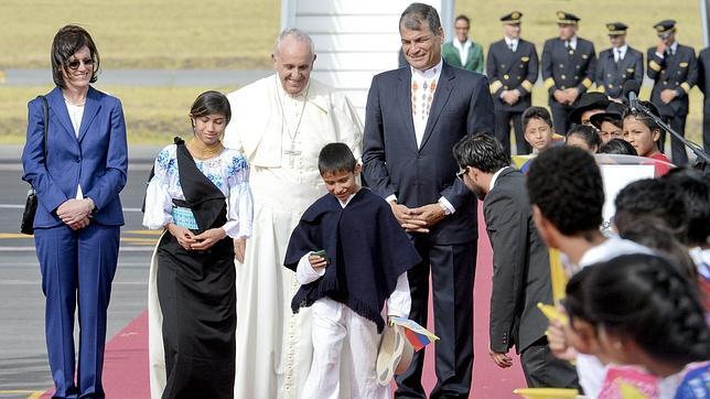 El Papa afirma a su llegada a Quito que «los más vulnerables siguen siendo la deuda de América Latina»