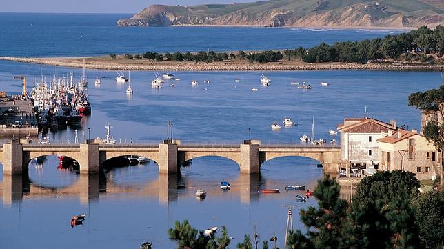 El puente de la Maza cruza la ría de San Vicente de la Barquera. Al fondo, comienza una sucesion de playas.