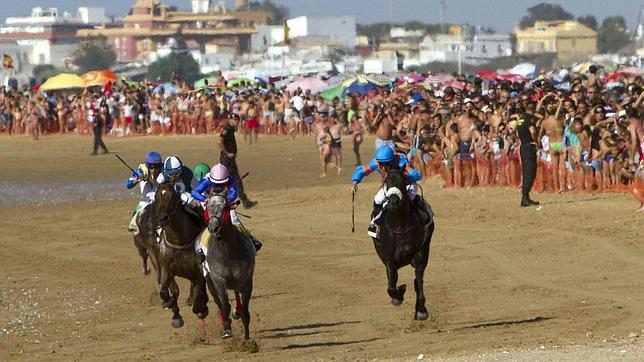 Un momento de las carreras de caballos de Sanlúcar de Barrameda (Cádiz)