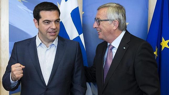 El primer ministro griego, Alexis Tsipras, junto al presidente de la Comisión Europea, Jean-Claude Juncker