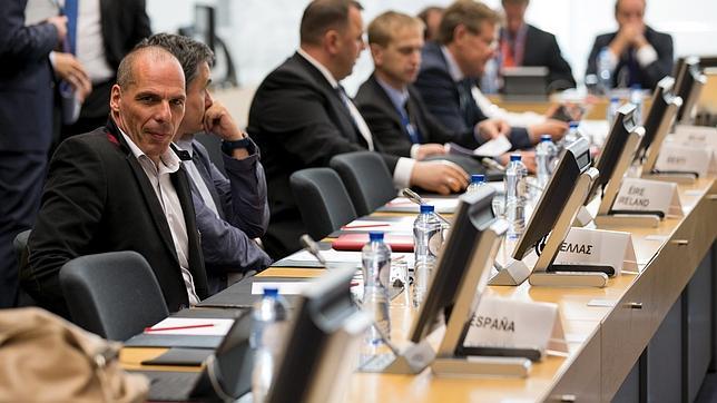 Varufakis con sus homólogos europeos en una reunión celebrada en junio en Bruselas