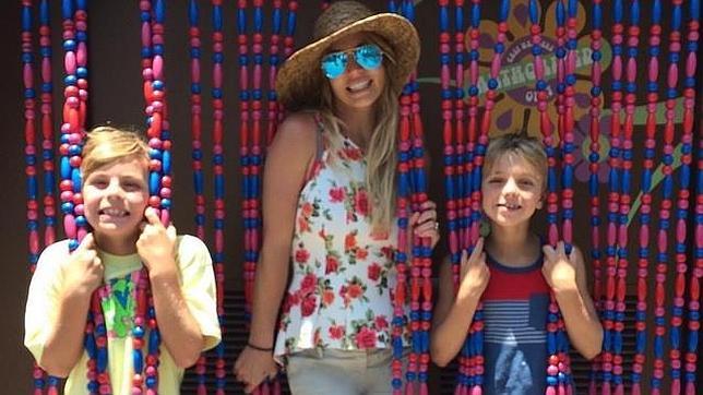 Britney Spears recrea con sus hijos la portada de su disco más conocido