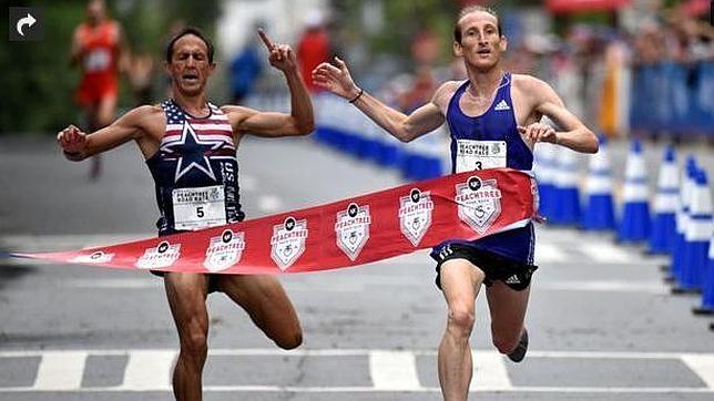 Pierde la carrera por celebrar antes de tiempo