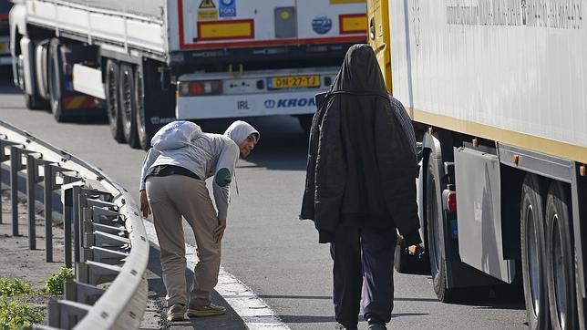 Muere un inmigrante clandestino oculto en un camión en el Eurotunel