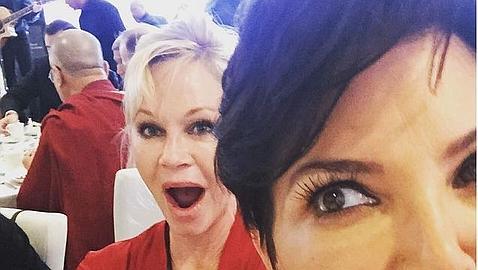 Melanie Griffith y Kris Jenner le roban un selfie al Dalai Lama