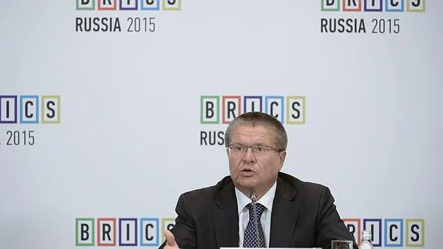 El ministro de Economía ruso, Yuri Ushakov, asiste a una rueda de prensa durante la cumbre de los BRICS (Brasil, Rusia, India, China y Sudáfrica)