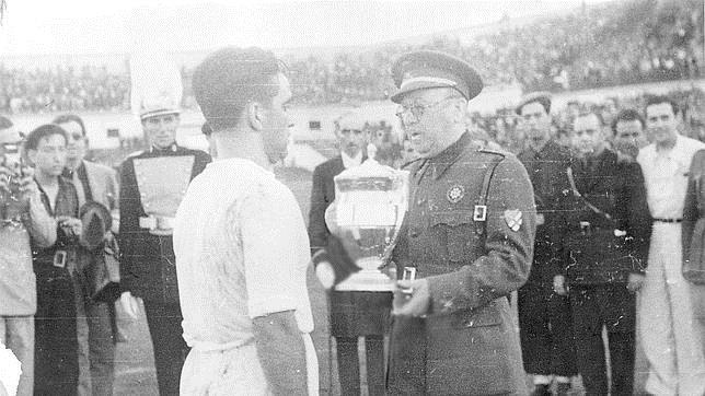 El General Moscardó entrega la Copa del Generalísimo