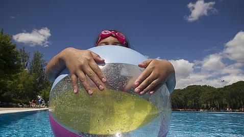 Una menor se baña sin la compañía de sus padres (ISABEL PERMUY)