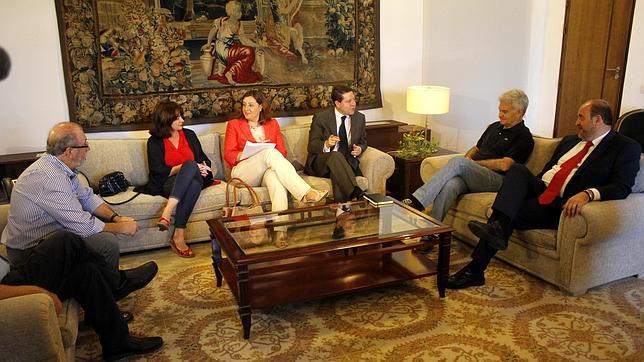 El presidente de Castilla-La Mancha, Emiliano García-Page, recibe al secretario regional de CCOO, José Luis Gil, en el Palacio de Fuensalida