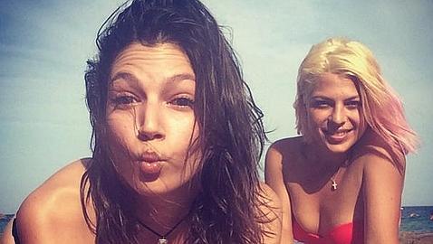 Úrsula Corberó y Thais Blume disfrutan de unas breves vacaciones en la playa