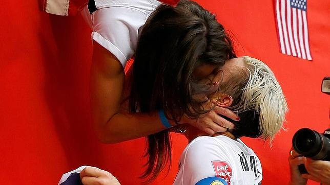 El emotivo beso de la jugadora de Estados Unidos con su mujer tras ganar el Mundial