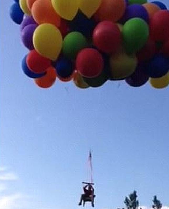 Imita al abuelo de «Up» y vuela en una silla atada a 100 globos