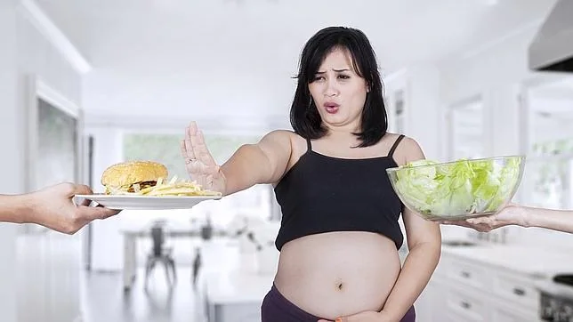 Así perjudicas a tu hijo si consumes exceso de grasas durante el embarazo