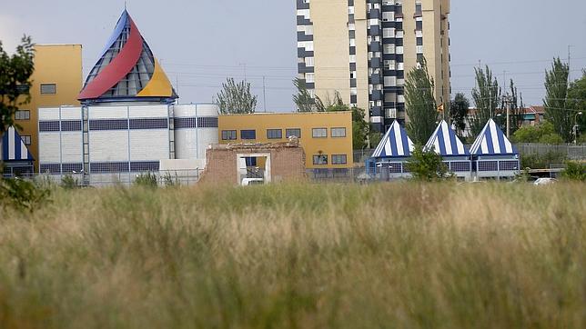 Terrenos de la antigua cárcel de Carabanchel, con uno de sus muros originales semiderruido