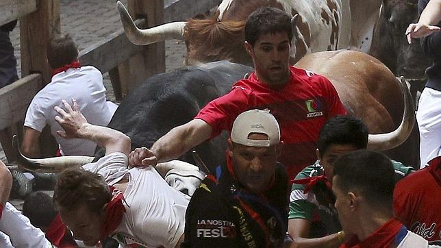 Un herido con dos cornadas en la plaza en el debut de los toros de Joselito