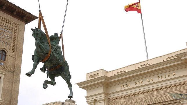 6 de febrero de 2006, una grúa retira la estatua de Franco del acceso de la Academia General Militar de Zaragoza
