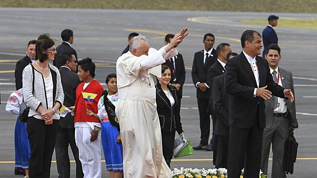 El Papa Francisco se emociona durante su visita a una residencia de ancianos