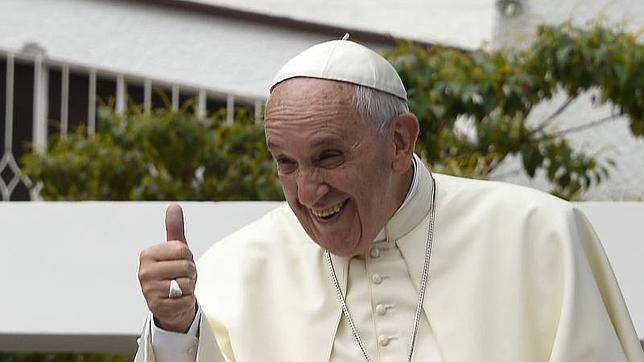 En Papa Francisco en uno de sus recorridos en el «papamóvil» por las calles de Quito