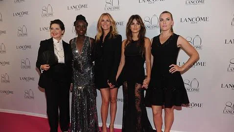 IsabellaRossellini; Lupita Nyongó; Julia Roberts; Penélope Cruz y Kate Winslet posando en el aniversario de Lancome
