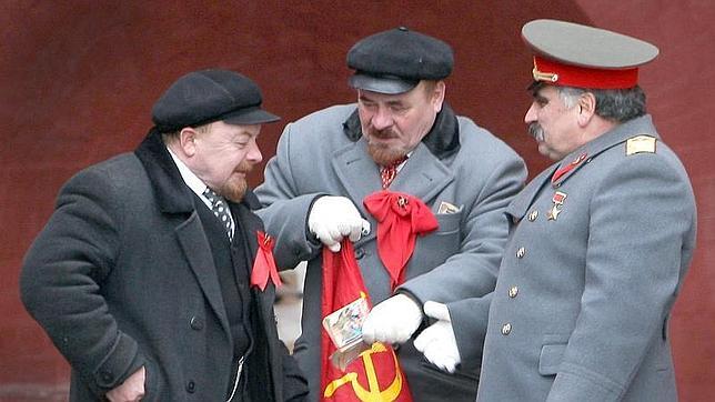 «Lenin» y «Stalin» se enzarzan a paraguazos en la Plaza Roja de Moscú