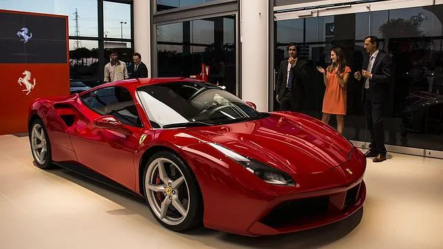 Aplausos de los asistentes tras descubrir el nuevo Ferrari