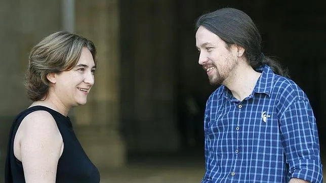 Ada Colau (Barcelona en Común) y Pablo Iglesias