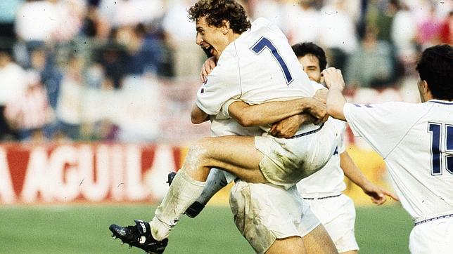 Emilio Butragueño celebra un gol frente al Atlético de Madrid