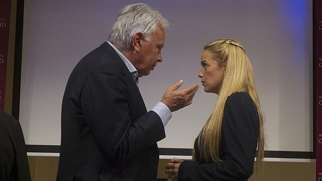 Felipe Gonzalez en la asociación de la prensa con Lilian Tintori