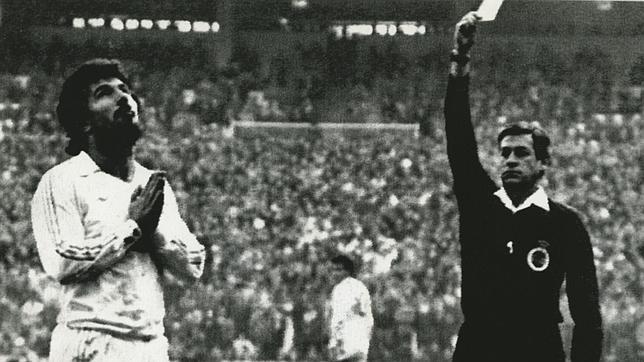 El colegiado Crespo Aurré le muestra la tarjeta amarilla a Juanito