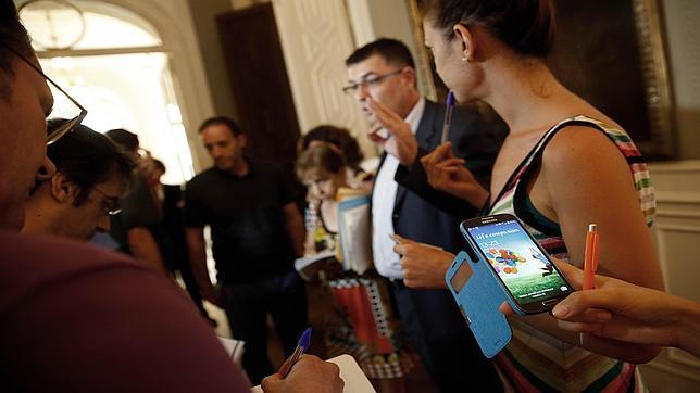 Las Cortes Valencianas gastarán 165.000 euros en móviles y ordenadores para los diputados