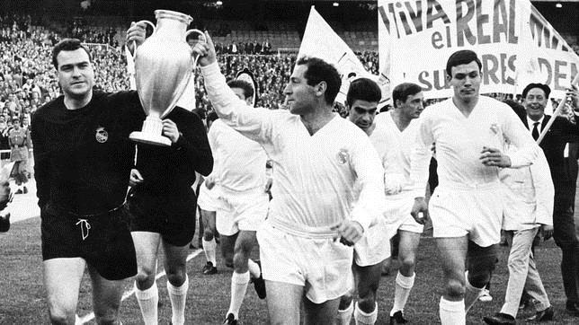 Betancort y Gento (en el centro) pasean la sexta Copa de Europa en el Bernabéu