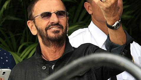 Ringo Starr celebra por las calles de Hollywood su 75 cumpleaños