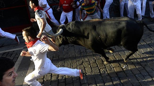 Un toro «bala» de Victoriano del Río hace contener la respiración a Pamplona