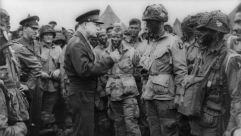 Eisenhower junto a varios miembros de la 101