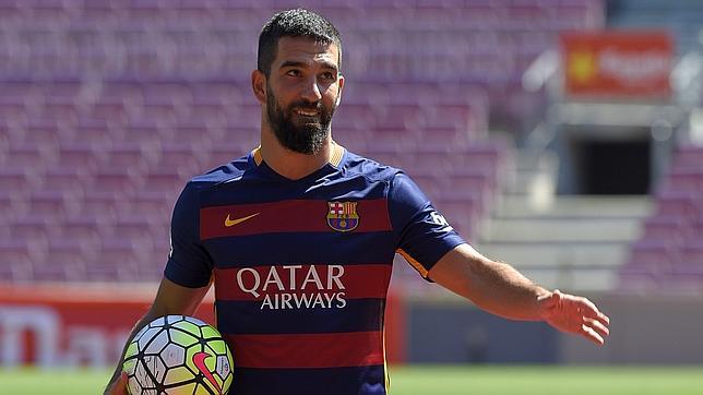 Arda Turan se ha puesto el uniforme del Barcelona por primera vez y ha dado unos toques con el balón