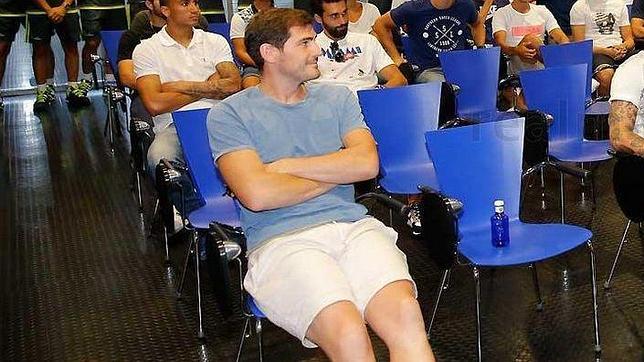 Casillas, en Valdebebas hace unas horas con Benítez y la plantilla