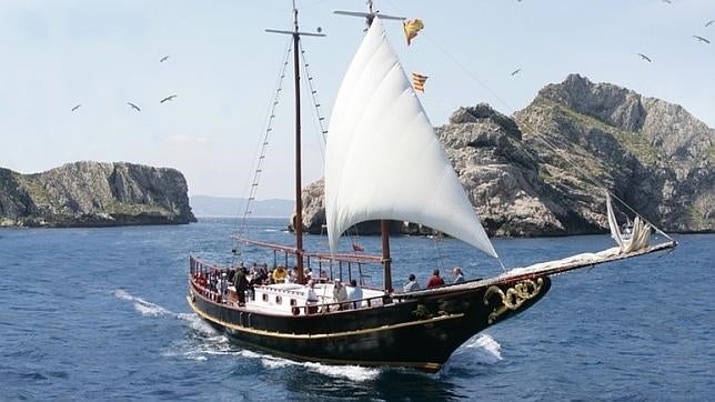 Una goleta en las inmediaciones de las Islas Medas