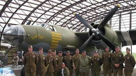 Miembros del grupo de recreación en el museo «Utah beach»
