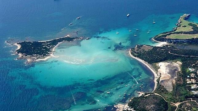 Île Piana, a la izquierda, muy cerca de la costa de Córcega