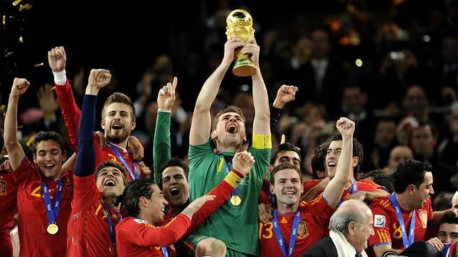 Casillas, levantando la primera Copa del Mundo de España