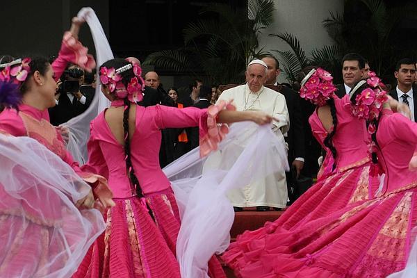 El Papa rinde homenaje a la mujer paraguaya a su llegada a Asunción