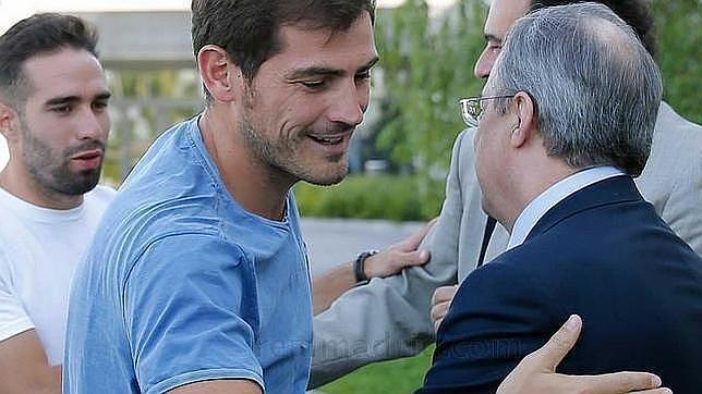 Íker Casillas saluda a Florentino Pérez en Valdebebas