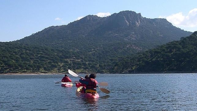 Varios jóvenes practican kayak en Madrid