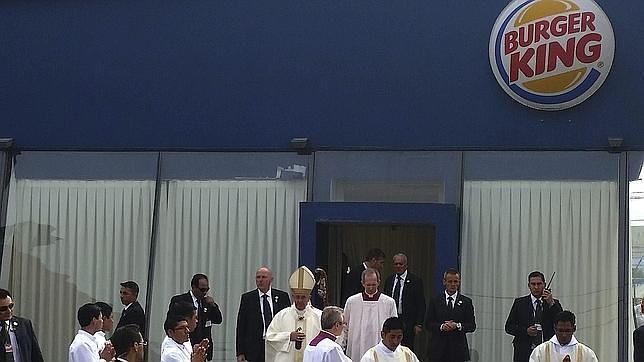 El Papa Francisco utiliza un local con el emblema del Burger King como sacristía antes de su misa en Bolivia