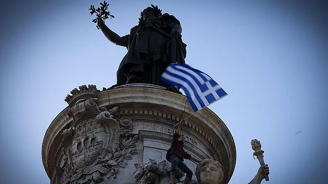 Un hombre ondea la bandera de Grecia tras conocerse el resultado del referéndum del pasado 5 de julio