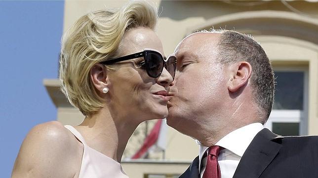 Alberto de Mónaco y su mujer Charlene se besan cariñosamente